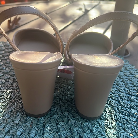 NWT size 11 Marc Fisher Slingback Pumps. Color: Natural, Black - Picture 9 of 9